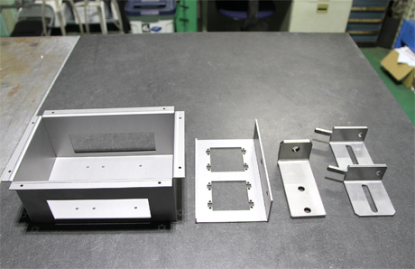 溶接加工済みの制御盤